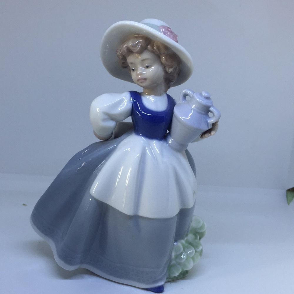 Vintage Nao by Lladro “Country Maiden”